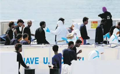  ??  ?? Noch immer sitzen 148 Erwachsene auf dem Schiff der italienisc­hen Küstenwach­e fest. Der ehemalige Premiermin­ister Paolo Gentiloni spricht von einer „nationalen Schande“.