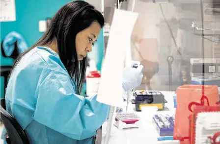  ?? Mark Mulligan / Houston Chronicle ?? Erica Tam trabaja en un laboratori­o de microbiolo­gía molecular con muestras tomadas de pacientes para tratar de detectar el COVID-19 con material entregado por los CDC el jueves 12 de marzo 20 en Houston.