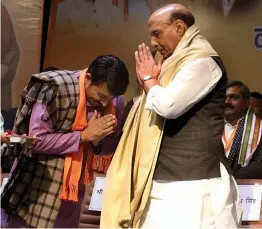  ?? — BIPLAB BANERJEE ?? Delhi BJP chief Manoj Tiwari welcomes Union home minister Rajnath Singh at the BJP executive panel committee meeting in New Delhi on Tuesday.