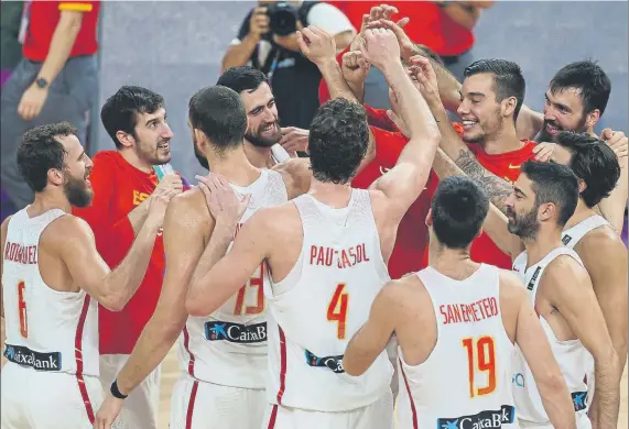  ?? FOTO: EFE ?? Satisfacci­ón final. Los jugadores de la Selección celebran la conquista de la medalla tras superar a Rusia en la final de consolació­n