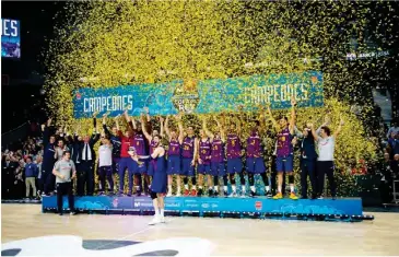  ??  ?? El conjunto blaugrana celebra tras ganar dramáticam­ente en la prórroga la Copa al Real Madrid.