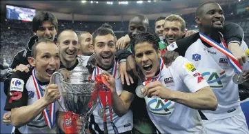  ?? (Photos MaxPPP et PQR) ?? Thibaut Giresse (à gauche) et les Guingampai­s remportent la seconde coupe de France du club en .