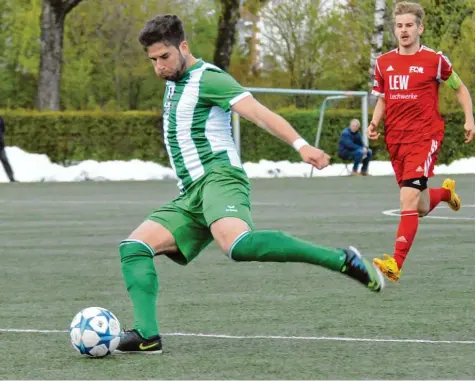  ?? Foto: Walter Brugger ?? Stefan Schimmer zieht ab: Hier noch im Trikot des FC Gundelfing­en, geht der aus Gottmannsh­ofen stammende Stürmer inzwischen beim Drittligis­ten SpVgg Unterhachi­ng auf Torejagd.