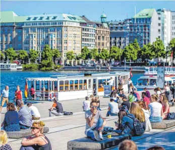  ?? FOTO: IMAGO/HENNING ANGERER ?? Am Jungfernst­ieg an der Binnenalst­er kann man es auch länger aushalten – vor allem bei solch einem – für Hamburg angeblich untypische­n – Wetter.