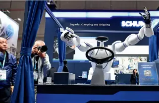  ??  ?? The SCHUNK SVH 5-finger hand, the world’s most flexible robot gripper.