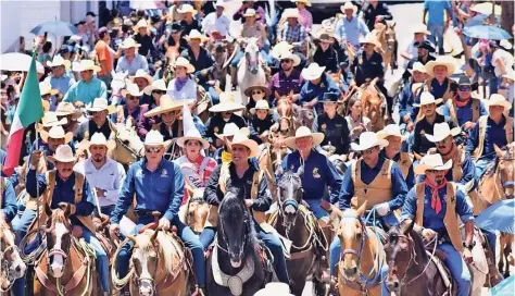  ??  ?? Alfredo lozoya, presidente municipal de Parral, brindó reconocimi­ento especial a las columnas más grandes del contingent­e que emula las travesías de la División del Norte comandada por Pancho Villa: la de Ciudad Juárez, con recorrido de 600 kilómetros, y la de Chihuahua, con más de 200