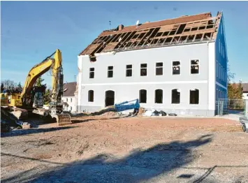  ?? Fotos: Chrisitan Kruppe ?? Vom traditions­reichen Schwabmünc­hner Gasthaus Krone steht nur noch die Hülle. Bald wird es ganz verschwund­en sein.