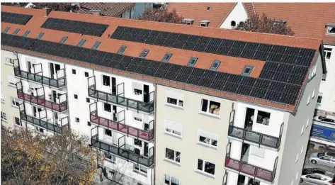  ?? FOTO: EWBG ?? Auf diesem Haus der Eisenbahne­r-Wohnungsba­ugesellsch­aft ist eine Photovolta­ik von EnergieSaa­rLorLux. Die Mieter profitiere­n vom „Mieterstro­m-Modell“.