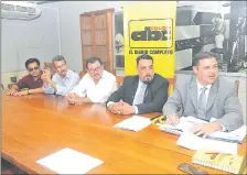  ??  ?? Los denunciant­es Alcides Reyes, Luis Rabery y Ramón Duarte, con los abogados Rodrigo Barreto y Víctor Ramos.