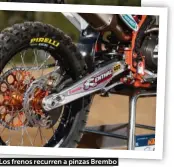  ??  ?? Los frenos recurren a pinzas Brembo oficiales y discos Moto-Master, con igual medida que de serie.