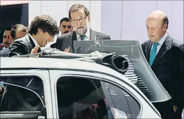  ?? DAVID AIROB ?? El president Puigdemont, el presidente Rajoy, y Enrique Lacalle, presidente del salón