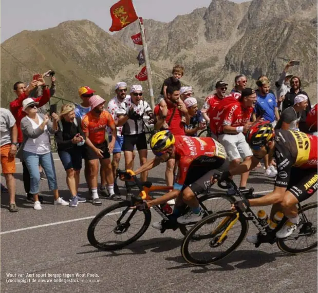  ?? FOTO REUTERS ?? Wout van Aert spurt bergop tegen Wout Poels, (voorlopig?) de nieuwe bolletjest­rui.