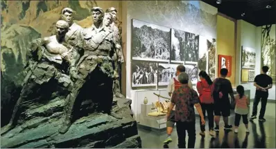  ?? LU JINFU / FOR CHINA DAILY ?? Visitors view the exhibits at the Museum of the War of the Chinese People’s Resistance Against Japanese Aggression.