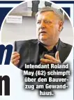  ??  ?? Intendant Roland May (62) schimpft über den Bauverzug am Gewandhaus.