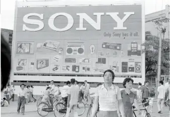  ??  ?? China’s first advertisin­g board for foreign goods was erected on Wangfujing Street in Beijing, 1984