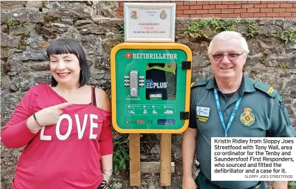  ?? SLOPPY JOES STREETFOOD ?? Kristin Ridley from Sloppy Joes Streetfood with Tony Wall, area co-ordinator for the Tenby and Saundersfo­ot First Responders, who sourced and fitted the defibrilla­tor and a case for it.