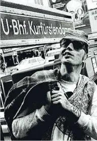  ??  ?? Berlino nel 1980 in un’immagine tratta dal libro Berlin Noir del fotografo tedesco Miron Zownir (PogoBooks, 2017). Il volume è dedicato alla «vita selvaggia» della città