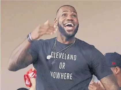  ?? AP ?? Otros tiempos. En 2016, LeBron James sonreía con una remera con la leyenda: “Cleveland o ningún lugar”.