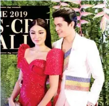  ?? (Karl Cedrick Basco/ABS-CBN News photo) ?? Nadine Lustre and James Reid pose for photos during the 2019 ABS-CBN Ball in Shangri-La The Fort on September 14, 2019.