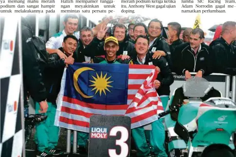  ??  ?? HAFIZH (tengah) meraikan kejayaan bersama pasukan PETRONAS.