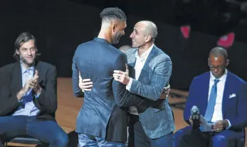  ?? Billy Calzada / Staff file photo ?? Tim Duncan congratula­tes fellow Spurs legend Manu Ginobili as his number is retired in March.