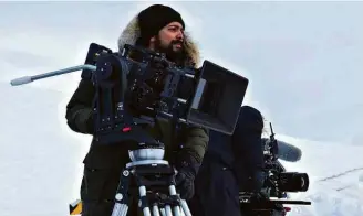  ??  ?? O diretor brasileiro Joe Penna nas gravações do drama de sobrevivên­cia ‘Arctic’