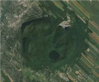  ?? GOOGLE EARTH ?? Deux vues sur le lac Hertel: sur terre et à partir d’un satellite, au creux du mont Saint-Hilaire.