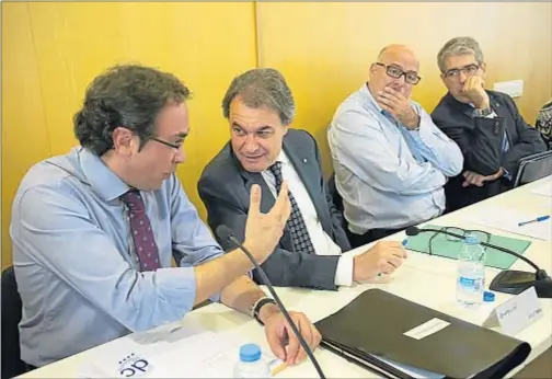  ?? ANA JIMÉNEZ / ARCHIVO ?? Josep Rull conversa con Artur Mas en presencia de Lluís M. Corominas y Francesc Homs