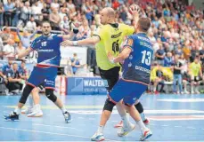  ?? FOTO: FRANK RIEDINGER ?? Handball Bundesliga, HBW Balingen - Füchse Berlin: Paul Drux wirft den Ausgleichs­treffer, der den Endstand 23:23 besiegelt.