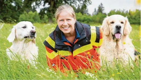  ?? Foto: Julian Leitenstor­fer ?? Stille Helden: Astrid Moser mit ihren Hunden Ocatu und Navivo.