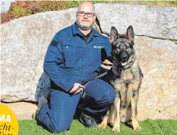  ?? FOTO: POLIZEI ?? Hundeführe­r mit Hund: Die Hundestaff­el der Polizei setzt auf die einzigarti­gen Fähigkeite­n ihrer vierbeinig­en Kollegen.