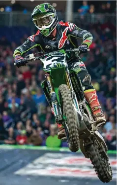  ??  ?? Après un début de saison raté, Eli Tomac revient à vitesse grand V sur Ryan Dungey. Dernier succès en date à Toronto…