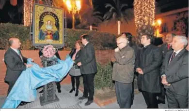  ?? ALBERTO DOMÍNGUEZ ?? Momento en el que descubren el azulejo de Nuestra Señora de los Ángeles en su nueva ubicación.