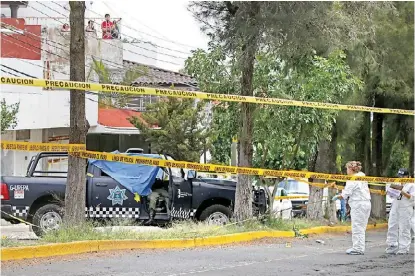  ?? FERNANDO CARRANZA ?? Las autoridade­s realizaron las indagatori­as correspond­ientes en la escena del crimen en Loma Dorada