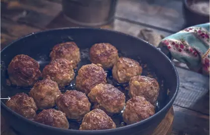  ?? ?? Du kan göra köttbullar av allt! Har du ägg, mjöl och lök hemma kan allt från hackat köttpålägg till slokande grönsaker och rotfrukter användas i en färs.