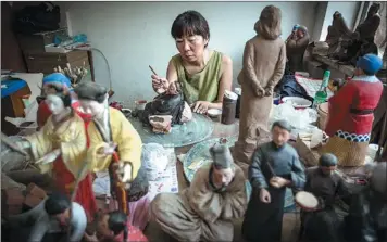  ?? MITCHELL MASILUN / FOR CHINA DAILY ?? An artist works on a clay figurine at Clay Figure Zhang Museum in Tianjin.