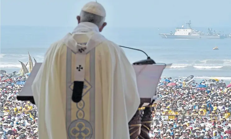  ??  ?? Cita. Ante decenas de miles de personas, el Papa habló de otras tormentas de los peruanos como el desempleo, la violencia y la insegurida­d. Y elogió la solidarida­d que lograron durante los golpe es climáticos del año pasado.