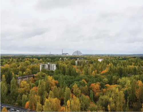  ??  ?? Izquierda: View of the Nuclear Power Plant from Prypiat Rooftop (octubre 1994). Derecha: View of the Nuclear Power Plant from Prypiat Rooftop (octubre 2017).