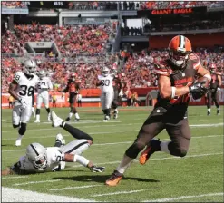  ??  ?? Cleveland Browns tight end Gary Barnidge scores on a 28-yard reception.