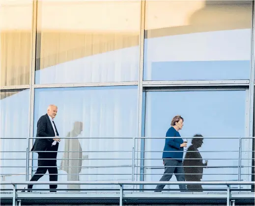  ??  ?? Horst Seehofer und Angela Merkel gönnten sich am Samstagabe­nd trotz der Differenze­n ein Gläschen im Kanzleramt.