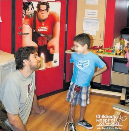  ?? ?? Pau Gasol juega con un niño en tratamient­o en el Children’s Hospital de Los Ángeles.