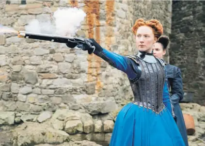  ??  ?? ► María Estuardo (Saoirse Ronan) llega a Escocia para también tomar la corona de Inglaterra en Las dos reinas.