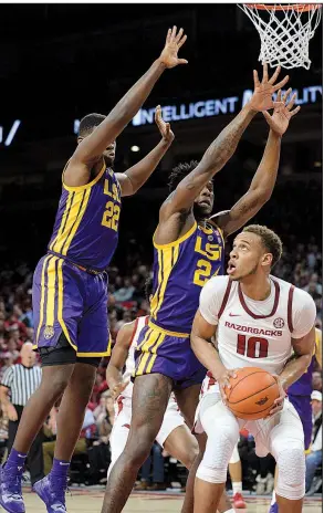  ?? NWA Democrat-Gazette/ANDY SHUPE ?? Arkansas sophomore forward Daniel Gafford (10) looks to shoot while being guarded by LSU’s Emmitt Williams (24) and Darius Days during Saturday’s game in Fayettevil­le. Gafford scored 32 points, but the Razorbacks lost in overtime. See more photos at arkansason­line.com/galleries.