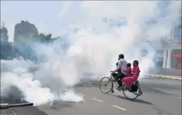  ?? ARVIND YADAV/HT PHOTO ?? New Delhi Municipal Council’s health personnel fumigate Connaught Place on Wednesday.