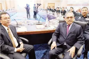  ?? GambarBern­ama ?? SHAFIE (kiri) dan Setiausaha Kerajaan Negeri Sabah Tan Sri Sukarti Wakiman pada majlis perjumpaan dan taklimat dari Jawatankua­sa Keselamata­n Negeri Sabah di Bangunan Pusat Pentadbira­n Negeri Sabah pada Selasa.