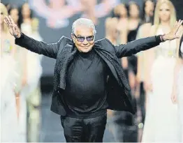  ?? SAVO PRELEVIC / AFP ?? D  fil . Roberto Cavalli, que ha fallecido a los 83 años, al final de un desfile en el 2013 (arriba)