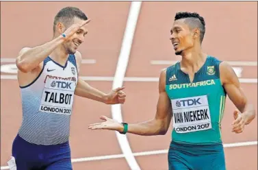  ??  ?? BUEN ROLLO. El británico Danny Talbot felicita a Wayde Van Niekerk en las eliminator­ias de 200.