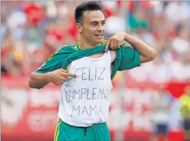  ??  ?? AMONESTACI­ÓN. Álvaro vio la amarilla tras dedicarle el gol a su madre con una camiseta.