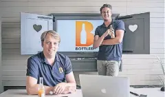  ?? RP-FOTO: HANS-JÜRGEN BAUER ?? Axel Beetz (l.) und Johannes Maes von der Firma Bottled. Sie entwickelt­en fertige Cocktails in Flaschen – made in Düsseldorf.