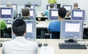  ?? (Baz Ratner/Reuters) ?? STUDENTS ATTEND a computer course at a technical college in Jerusalem.